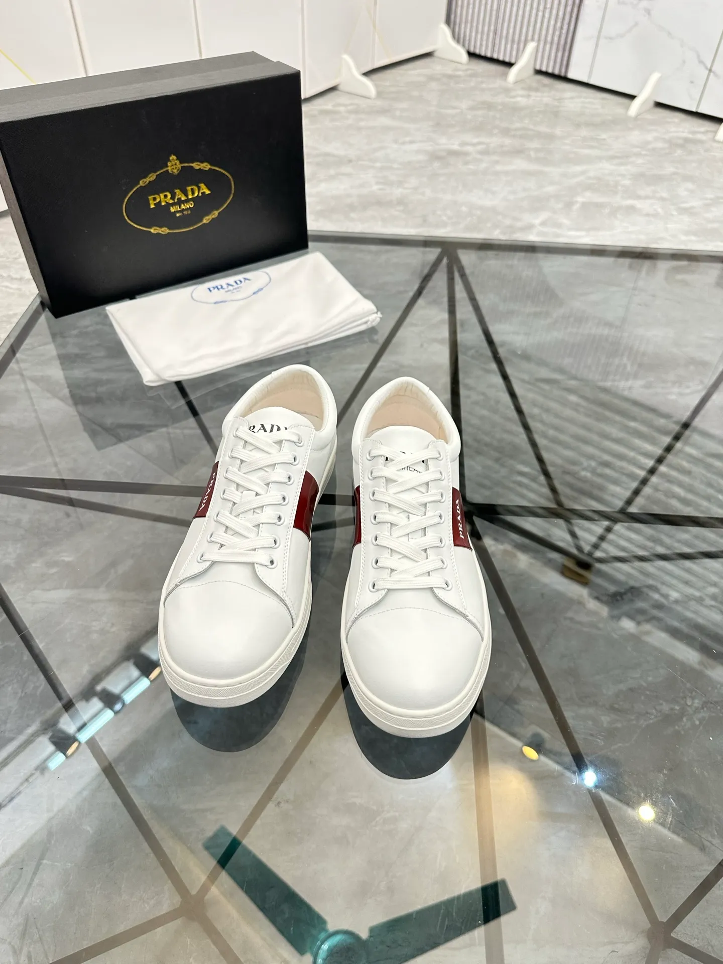 Men's shoes: 💰P400¥ Product trademark: Prada *"Prada*" low-top casual shoes Regular size: 38-44 (can be customized to 45) Product materials: imported cowhide upper, sheepskin lining, original outsole. Number: 020